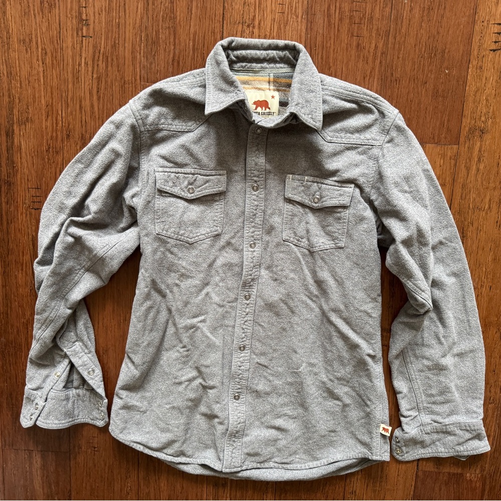 Men's Gray Button-Up Shirt